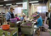 一本一本丁寧にチョークを製造する障害者ら＝川崎市高津区