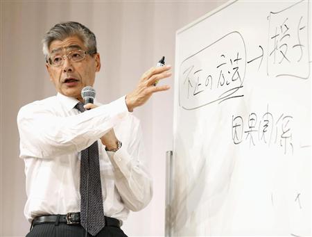 小保方晴子氏の博士論文の調査について、ボードを使って説明する調査委委員長の小林英明弁護士＝１７日午後、東京都内のホテル