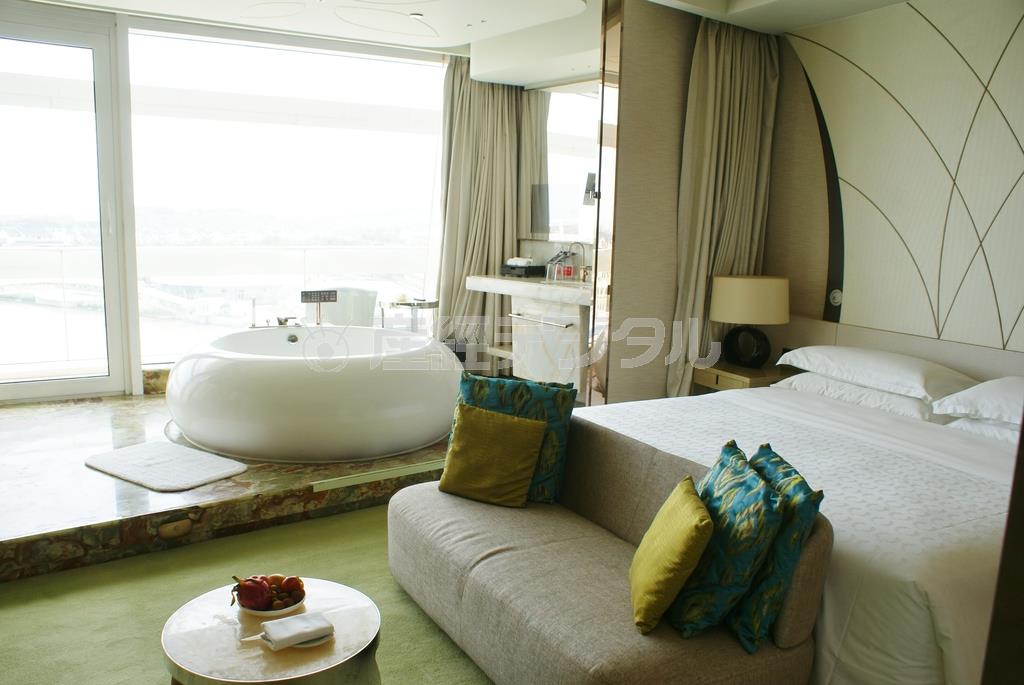 中央にジャグジーが備え付けられたプレミアルーム。窓が大きく開放的な雰囲気＝２０１４年５月２７日、中国・浙江省湖州市（塩塚夢撮影）