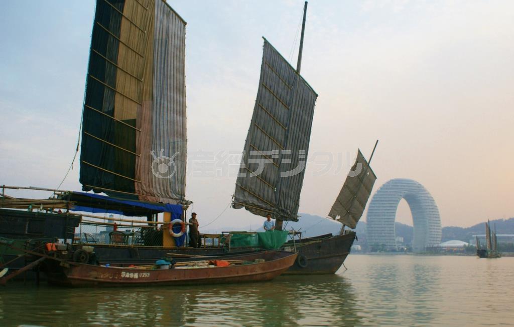 夕暮れどきの太湖をクルージング。昔ながらの漁船が浮かぶ＝２０１４年５月２７日、中国・浙江省湖州市（塩塚夢撮影）
