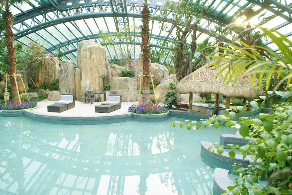 ジャングルのような雰囲気の温泉ドーム＝２０１４年５月２７日、中国・浙江省湖州市（塩塚夢撮影）