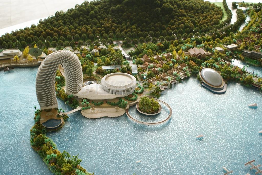 リゾート全景の模型。広大な敷地に本館やヴィラエリア、温泉スパなどが点在する。中国で初めての水上コテージも建設中だ＝２０１４年５月２７日、中国・浙江省湖州市（塩塚夢撮影）