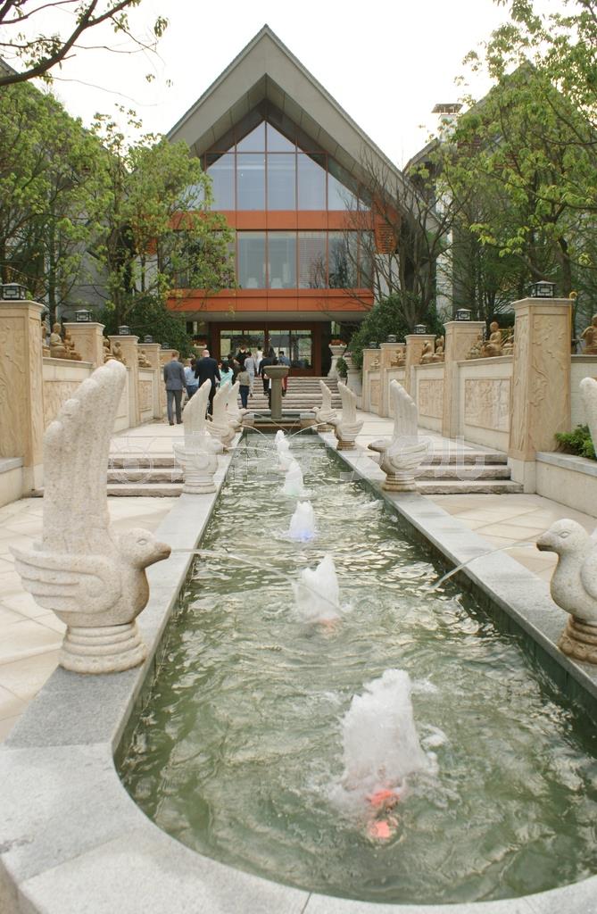 エスニックな雰囲気のスパ棟。個室でフットマッサージなどが受けられる＝２０１４年５月２７日、中国・浙江省湖州市（塩塚夢撮影）