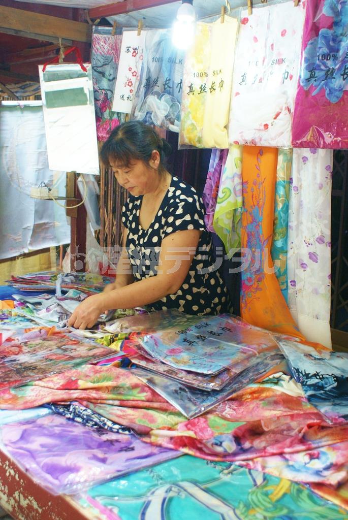 古くから「シルクの府」とたたえられた湖州。シルクを扱う屋台が並ぶ＝２０１４年５月２９日、中国・浙江省湖州市（塩塚夢撮影）