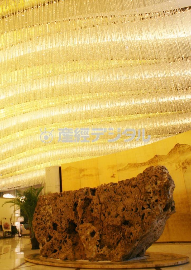 ロビーに鎮座する重さ４トンの翡翠の原石と、２万個のスワロフスキーを使用したシャンデリア＝２０１４年５月２８日、中国・浙江省湖州市（塩塚夢撮影）