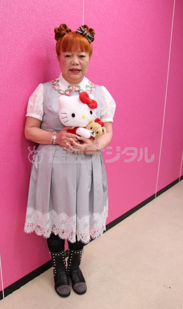 ハローキティとタイニーチャムがハグ（抱擁）した人形を抱く山口裕子（ゆうこ）さん。「ファンへの感謝を伝えたい」という気持ちを込め、４０周年のキャンペーンテーマを「ハグ」にした＝２０１４年７月１１日（津川綾子撮影）