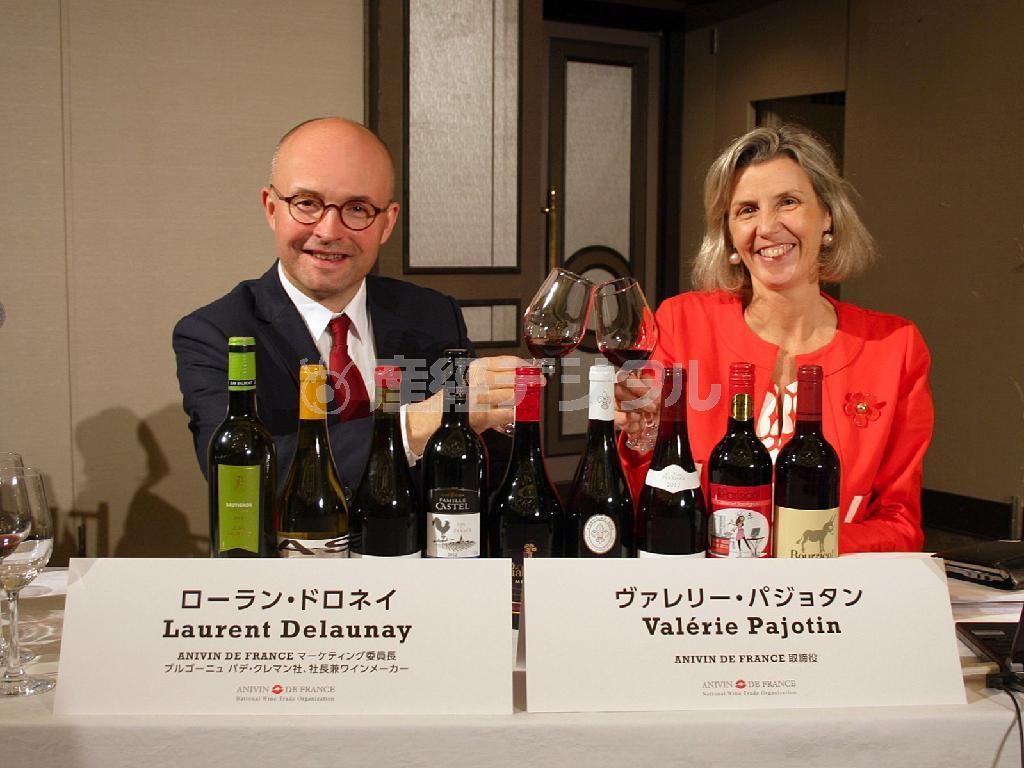 講師を務めたヴァレリー・パジョタン女史（右）と生産者のローラン・ドロネイ氏（左）＝２０１４年７月１７日（青木冨美子さん撮影）