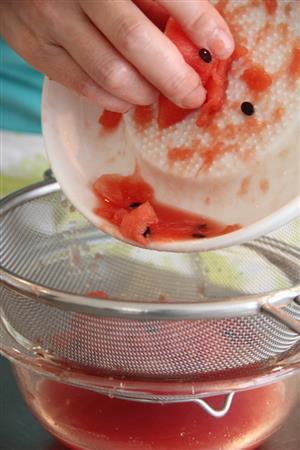 スイカジュース（作り方）＿＿スイカをおろし金ですって、ざるで受けて、濾（こ）す。冷やしてグラスに注ぐ（田中幸美撮影）