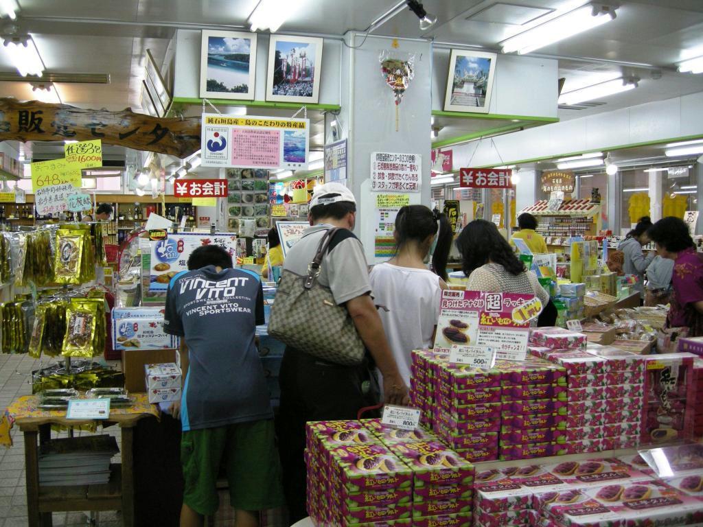台湾からの観光客向けに菓子類を充実させている土産物店＝沖縄県石垣市
