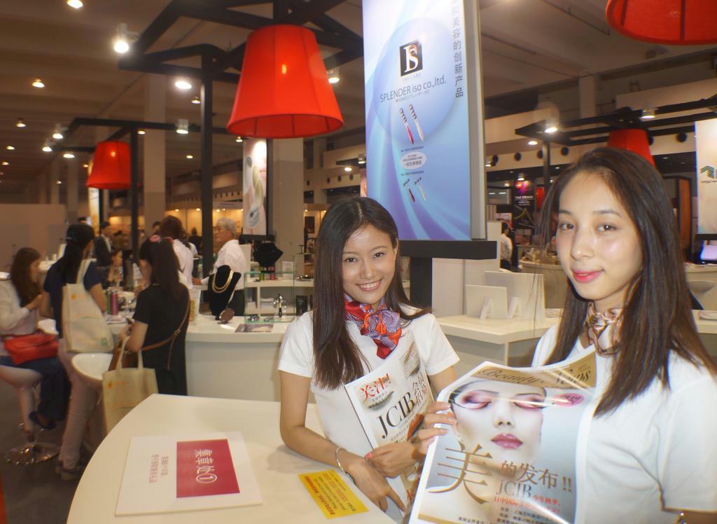 「東京ビューティー・ヘルスワールド」展を案内するコンパニオン（河崎真澄撮影）