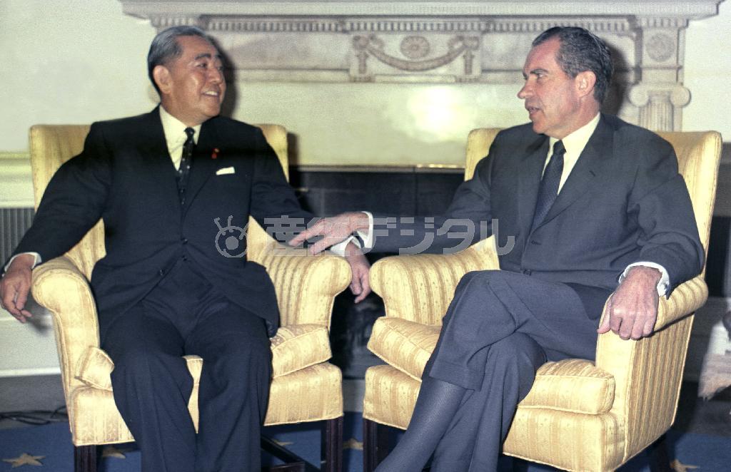 １９６９年１１月、米ホワイトハウスで日米首脳会談を行う佐藤栄作首相（左）とリチャード・ニクソン大統領（共同）