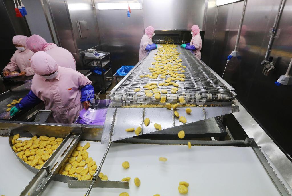 食品会社「上海福喜食品」の工場内にある、鶏肉加工品の生産ライン＝２０１４年７月２０日、中国・上海市（共同）