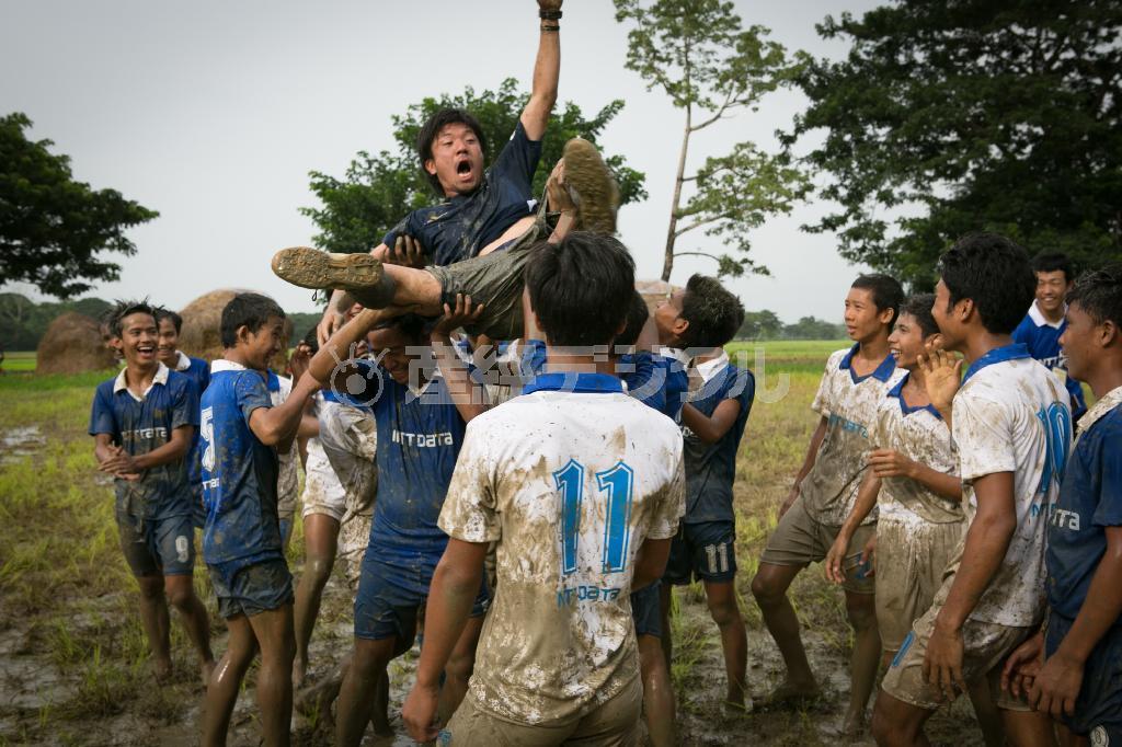 ミャンマーのエーヤワディー地域の学校で開催したサッカー教室の終了後、参加した子供たちは感謝の気持ちを込め、セレッソ大阪スクールの池田昌弘コーチを胴上げ。「いけちゃん、いけちゃん」のコールが鳴り止まなかった＝２０１４年６月２９日、ミャンマー（日本財団撮影）