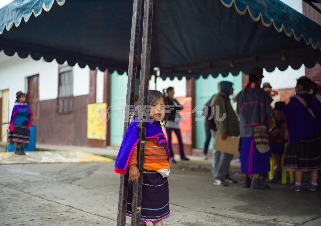 いぶかしい目つきでカメラを見つめるグアンビアーノ族の少女＝コロンビア（緑川真実さん撮影）