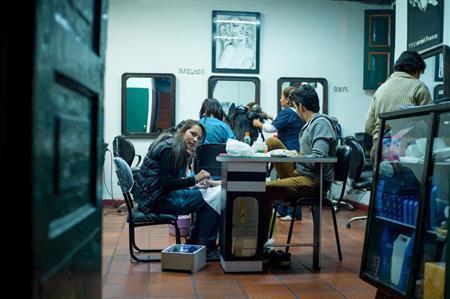 首都ボゴタの美容サロン。男性もおしゃれに気を使う人が多い＝コロンビア（緑川真実さん撮影）