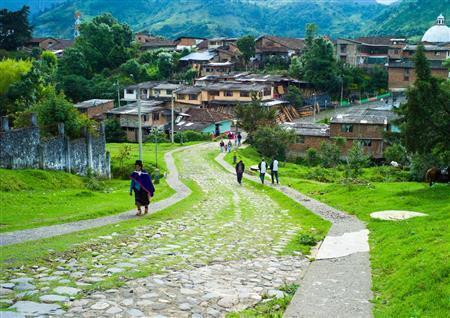 シルビアの町。バラックのような家々が多く、生活水準は高くない。郊外にはゲリラのキャンプもあり、広場周辺では銃を構えた政府軍などが警備にあたる＝コロンビア（緑川真実さん撮影）