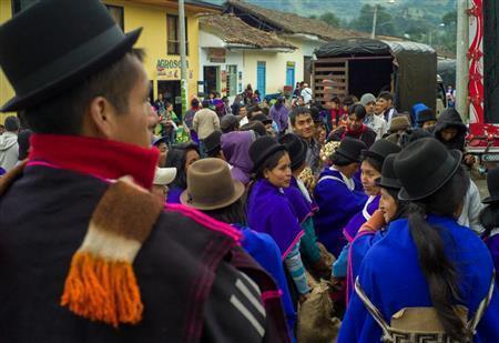 野菜などを詰め込んだトラックが到着し、人々が群がる＝コロンビア（緑川真実さん撮影）