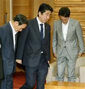 閣議に臨む安倍首相（中央）ら＝２５日午前、首相官邸