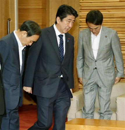 閣議に臨む安倍首相（中央）ら＝２５日午前、首相官邸