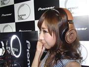 パイオニアの新ブランド「スーペリアクラブサウンド」シリーズのヘッドホン＝東京都内