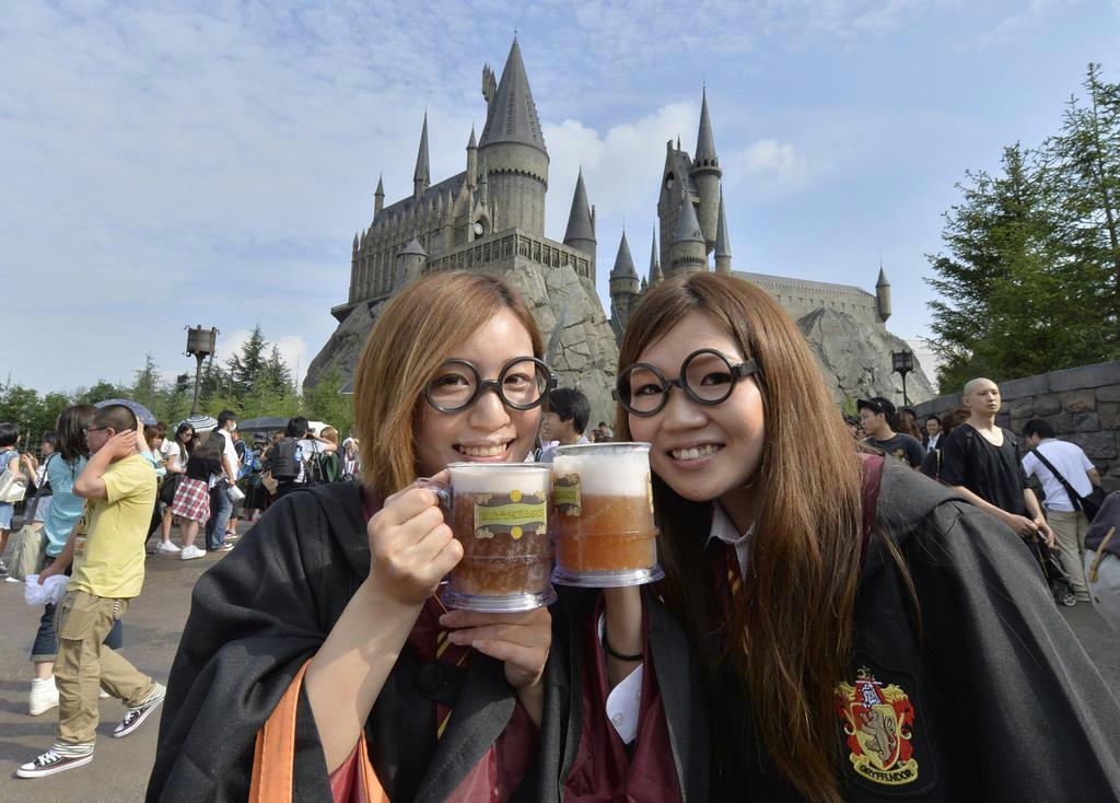 １５日に開業したＵＳＪの新エリア「ウィザーディング・ワールド・オブ・ハリー・ポッター」。入場者はバタービールを味わっていた＝大阪市此花区（甘利慈撮影）