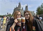 １５日に開業したＵＳＪの新エリア「ウィザーディング・ワールド・オブ・ハリー・ポッター」。入場者はバタービールを味わっていた＝大阪市此花区（甘利慈撮影）