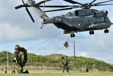 米海兵隊のヘリから地上降下訓練をする陸上自衛隊員＝２０１４年７月２日、米ハワイ州オアフ島の米海兵隊カネオヘ・ベイ基地（共同）