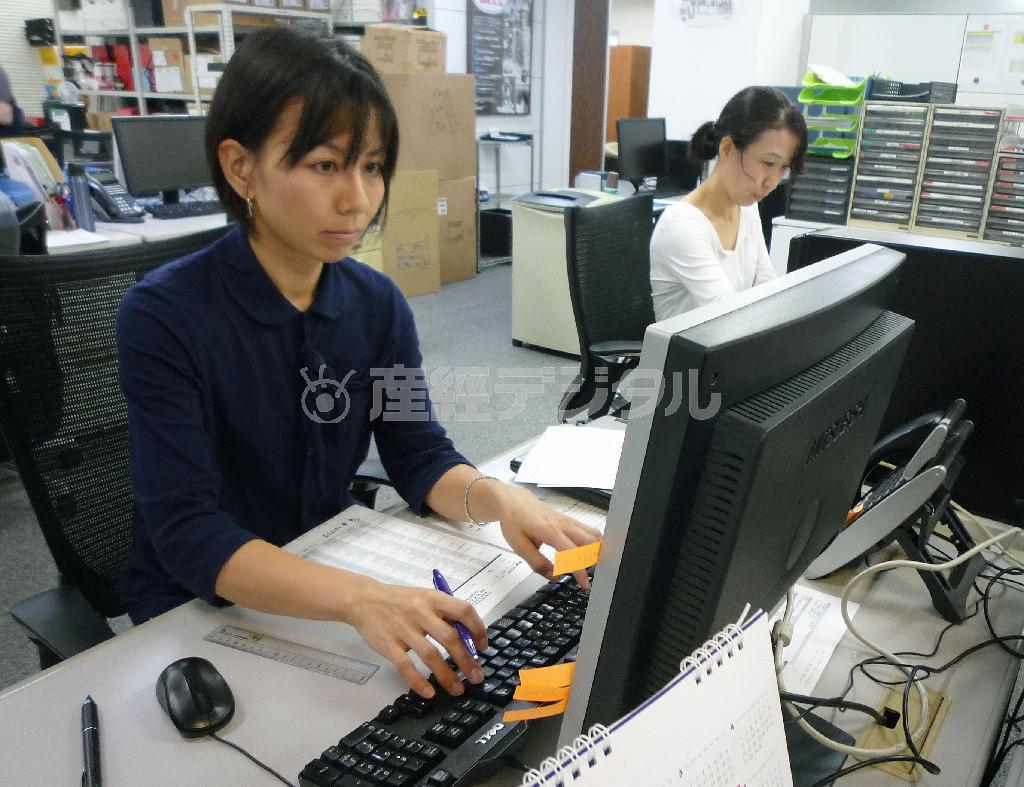 労働力不足を乗り切るには、主婦や高齢者らを労働力として活用することが不可欠。人材を確保しようと、派遣社員だった主婦を直接雇用に切り替える企業も出てきた（共同）