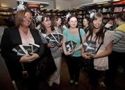 「フィフティ・シェイズ・オブ・グレイ」の著者、Ｅ・Ｌ・ジェームズさんにサインをしてもらおうと順番を待つ女性ファン＝２０１２年９月６日、英国・首都ロンドン（ロイター）