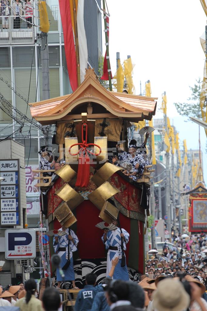 約１５０年ぶりに山鉾巡行（やまほこじゅんこう）に復帰して、町内へ凱旋（がいせん）する大船鉾（おおふねほこ）。鉾に乗り込んだお囃子（はやし）方は扇子を大きく振って声援に応えた＝２０１４年７月２４日午後、京都市下京区四条町（田中幸美撮影）