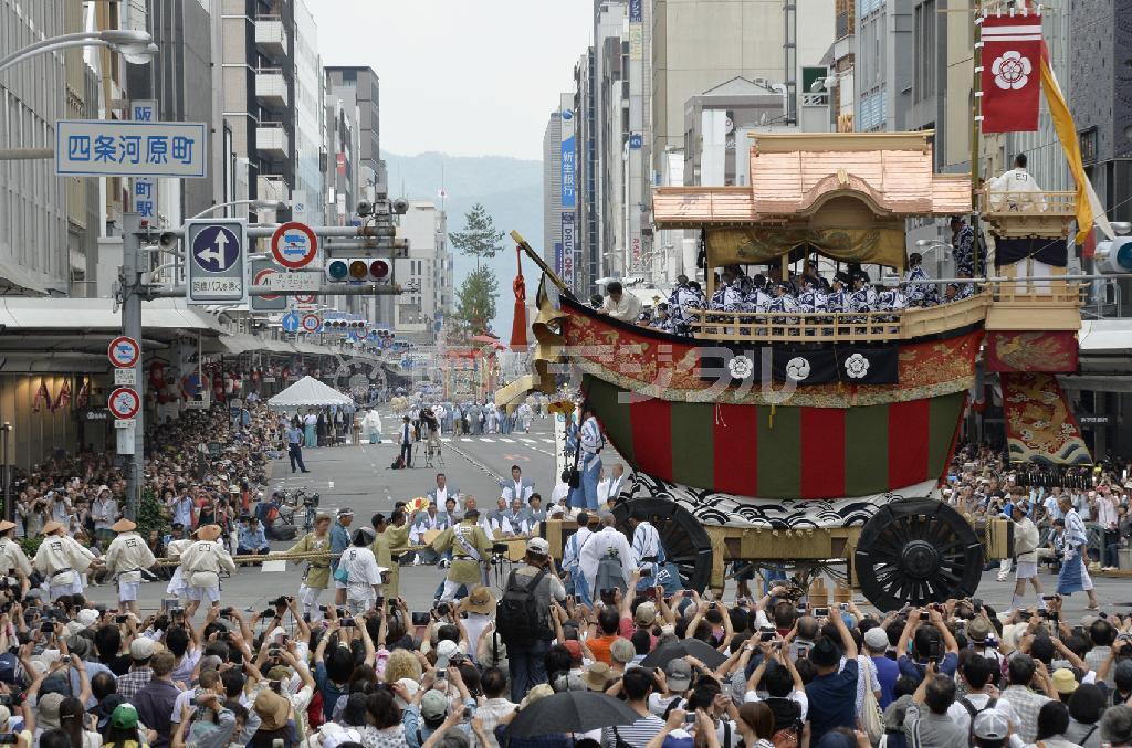 四条河原町の交差点に入って船頭を９０度回転させる「辻回し」を行う大船鉾（おおふねほこ）＝２０１４年７月２６日、京都市中京区（安元雄太撮影）