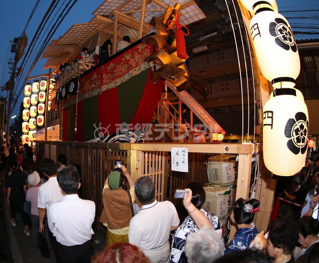 宵々山を迎え、多くの人で賑わう大船鉾（おおふねほこ）。鉾に上がるための待ち時間は９０分に及んだ＝２０１４年７月２２日午後、京都市下京区（魚眼レンズ使用、恵守乾撮影）