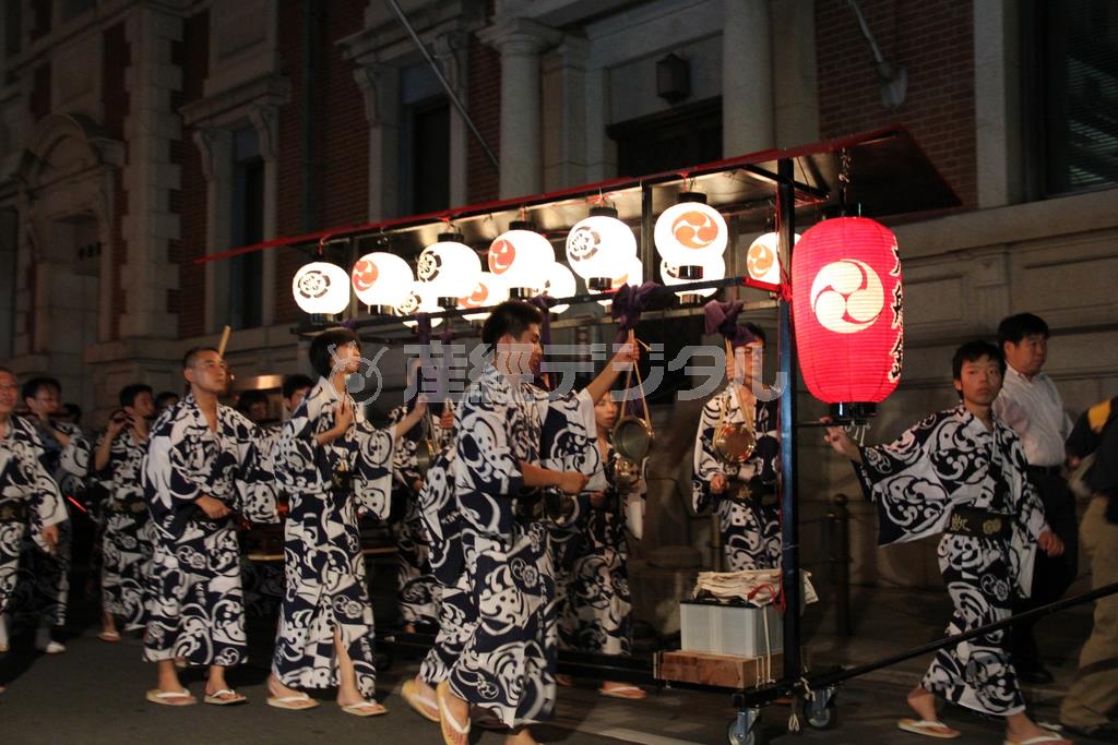 翌日の山鉾巡行（やまほこじゅんこう）の晴天を祈願して行われた「日和神楽」。屋台に太鼓や鉦（かね）を積み、祇園囃子を奏でながら、四条通寺町の御旅所へ向かった＝２０１４年７月２３日午後１０時、京都市中京区の三条通（田中幸美撮影）