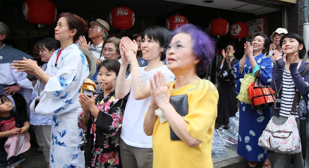 四条町（しじょうちょう）に「凱旋（がいせん）」した大船鉾（おおふなほこ）に惜しみない拍手を送り続ける人々＝２０１４年７月２４日、京都市下京区（恵守乾撮影）