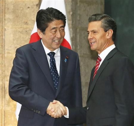 共同記者発表を終え、メキシコのペニャニエト大統領（右）と握手する安倍首相＝２５日、メキシコ市（共同）