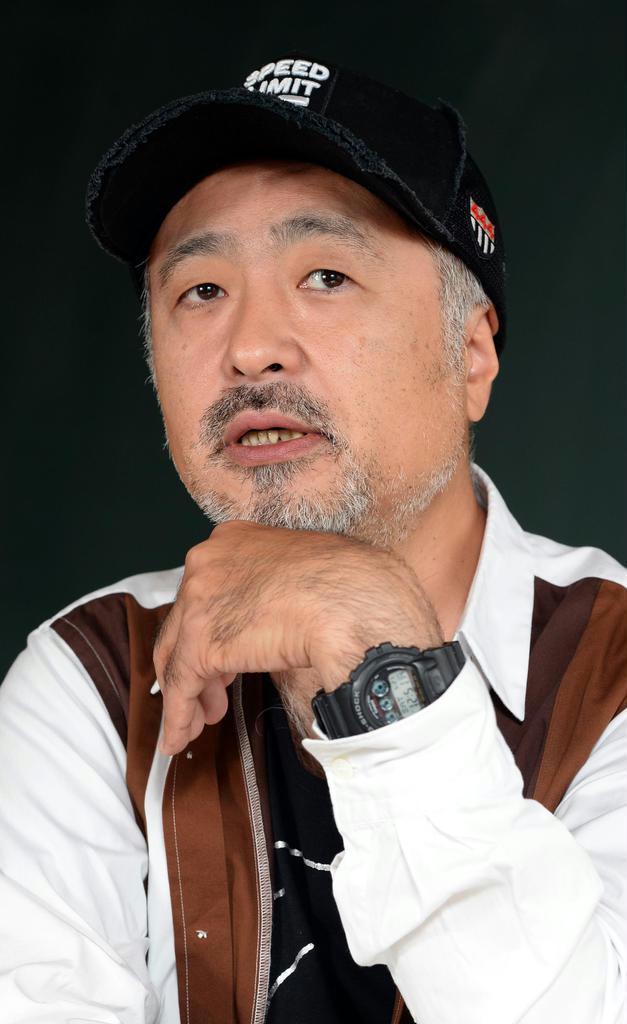 「『劇団☆新感線』の俳優さんが僕が書いたせりふを言ってウケたら、すごくうれしい」と語る松尾スズキ（大橋純人撮影）