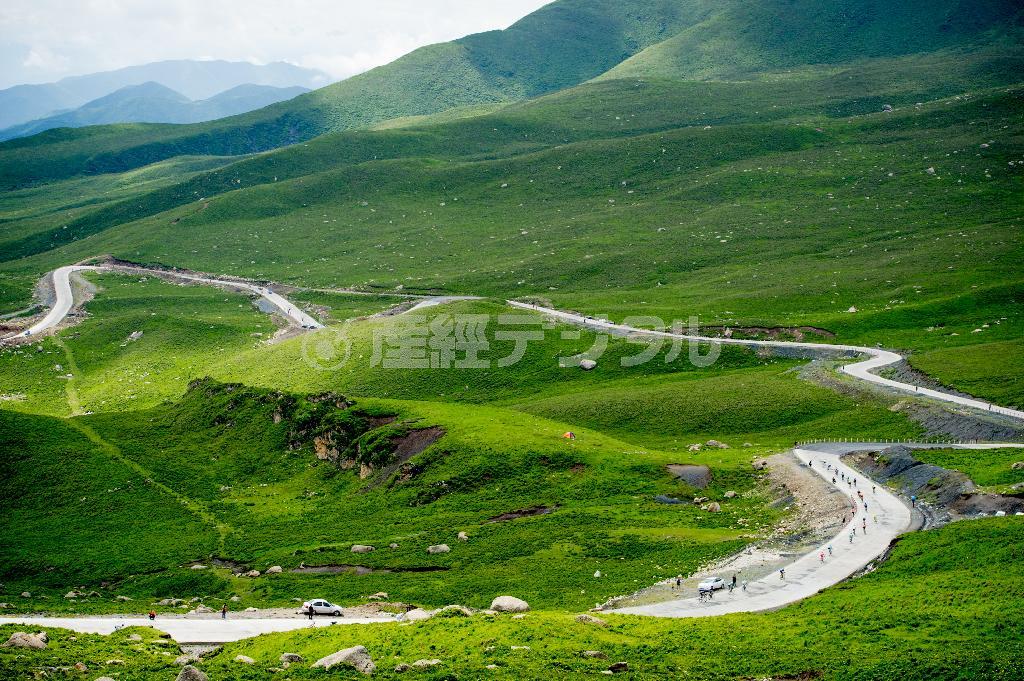 森林限界を超えた壮大な山を下っていく選手たち。ヨーロッパのアルプスを彷彿（ほうふつ）とさせる美しい中国内陸部の山々だ＝２０１４年７月１３日、中国・青海省（田中苑子さん撮影）