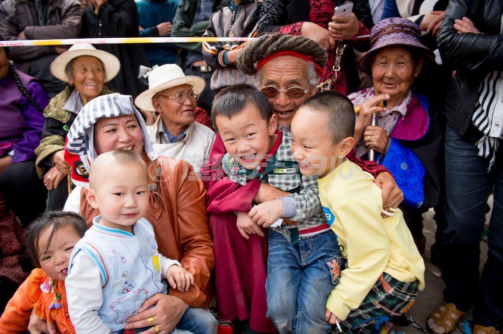 第６ステージ、青海省黄南チベット族自治州に設置されたゴール地点。老若男女問わず、多くの人が沿道に集まった＝２０１４年７月１１日、中国（田中苑子さん撮影）