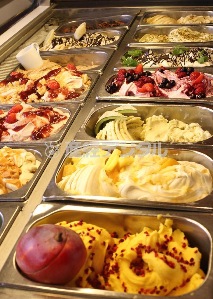 定番と季節限定のアイスクリームやソルベは全部で１６種類。沖縄の未精製砂糖や北海道の牛乳と生クリームなど素材にこだわり、余計な添加物は一切使用しない＝２０１４年７月８日、京都市北区（恵守乾撮影）