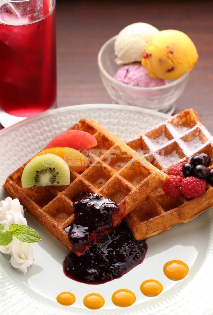 さっくり軽い食感のワッフルも人気。ワッフルプレート（ワッフル２枚、アイス３種、ドリンク）は１１５０円。ハーフサイズ（ワッフル１枚、アイス２種、ドリンク）は８３０円＝２０１４年７月８日、京都市北区（恵守乾撮影）。※価格はすべて税込みです。