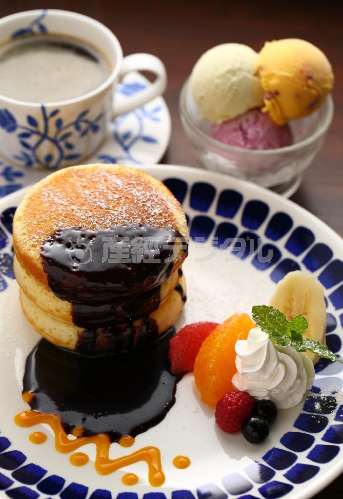 パンケーキプレート（パンケーキ３枚、アイス３種、ドリンク）１２００円。チョコレートソースかベリーソースを選べる。ハーフサイズ（パンケーキ２枚、アイス２種、ドリンク）は９８０円＝２０１４年７月８日、京都市北区（恵守乾撮影）。※価格はすべて税込みです。