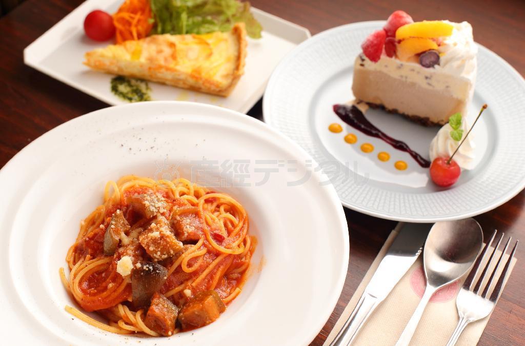 パスタとキッシュにアイスケーキがついて１５００円のランチセットはボリューム満点（＋２００円でドリンクもつけられる）＝２０１４年７月８日、京都市北区（恵守乾撮影）。※価格はすべて税込みです。