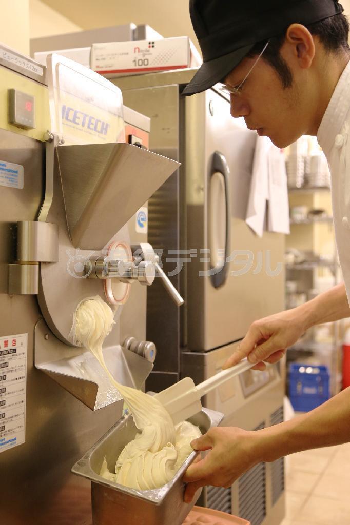 アイスクリームマシンを操作する料理長の今村さん。「濃厚なミルクと合うように、果物などのフレーバーはふんだんに使用します。とてもぜいたくなアイスクリームです」＝２０１４年７月８日、京都市北区（恵守乾撮影）