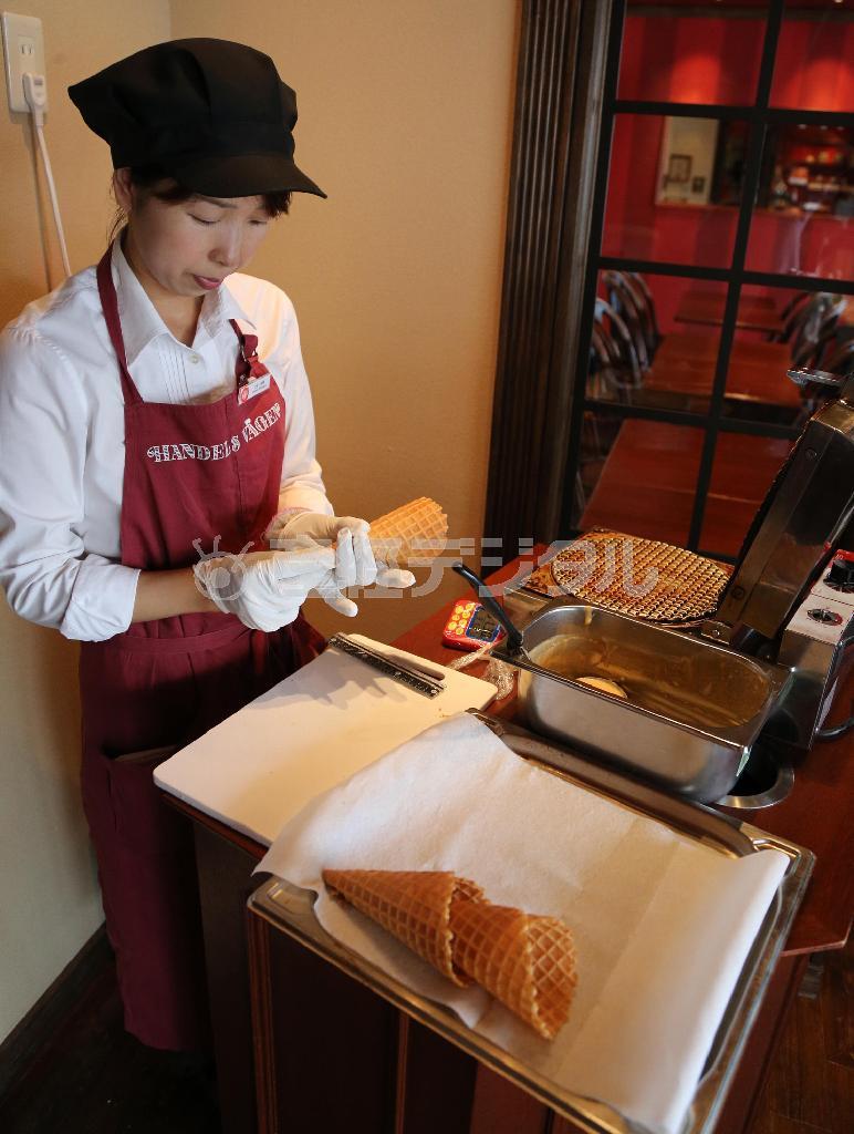 アイスクリームのコーンは、毎日一枚一枚手で焼いている。ほんのり甘くてパリパリの食感＝２０１４年７月８日、京都市北区（恵守乾撮影）