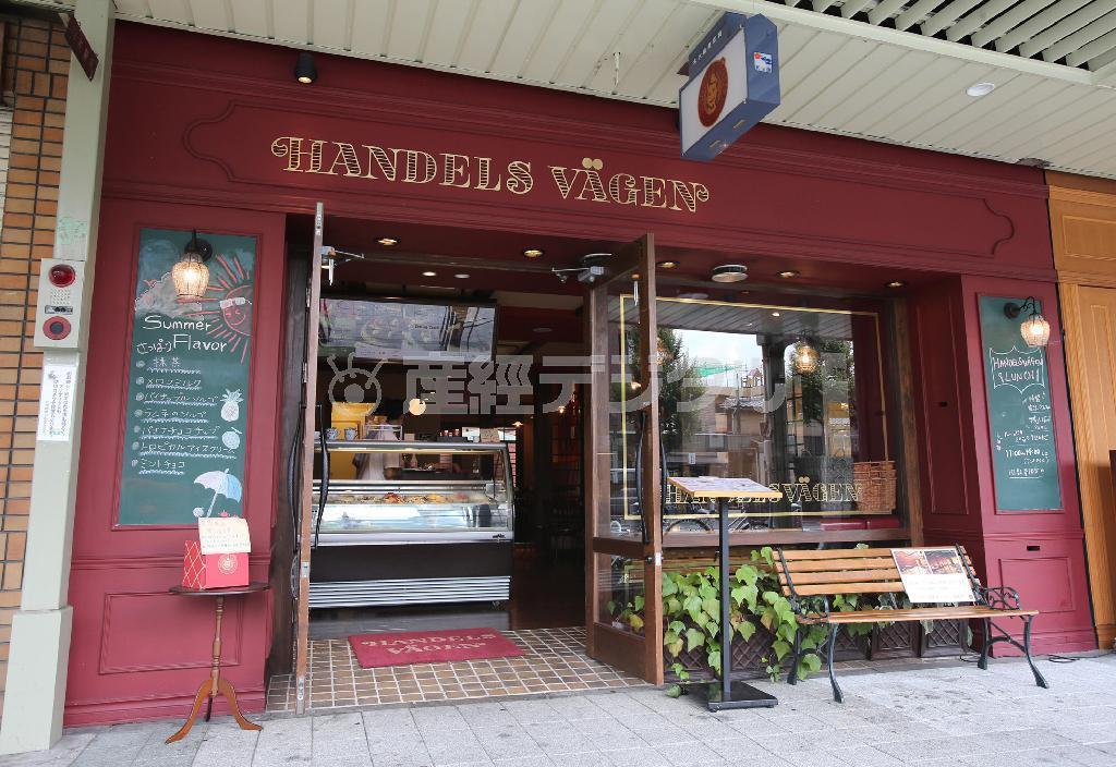 スウェーデン・首都ストックホルムの郊外にある通りの名前を店名にした「ハンデルスベーゲン」。外観も店内も北欧テイストでしつらえられている＝２０１４年７月８日、京都市西区（恵守乾撮影）