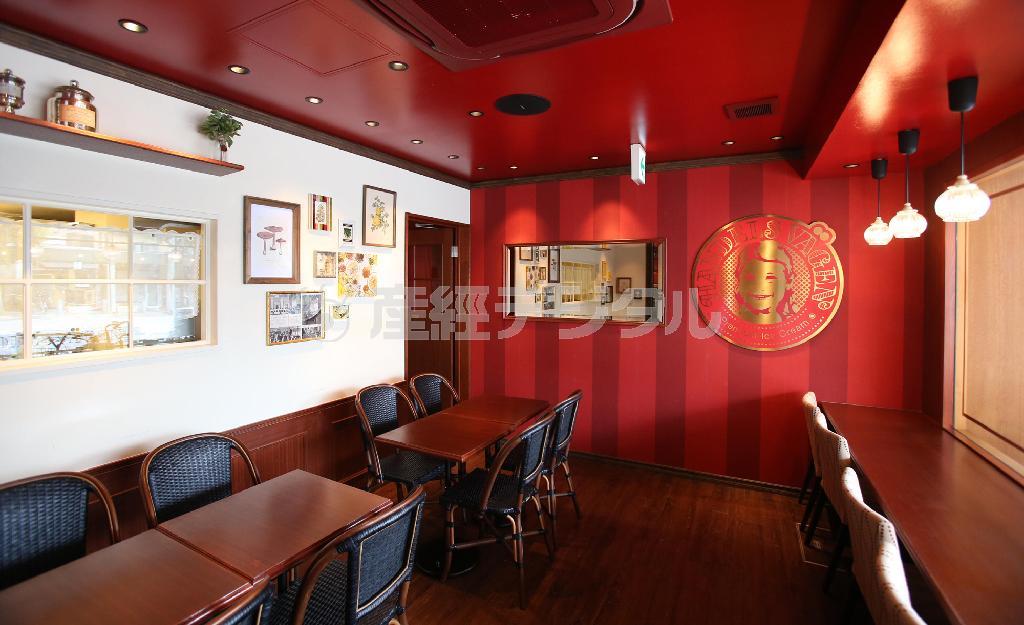 スウェーデン・首都ストックホルムの郊外にある通りの名前を店名にした「ハンデルスベーゲン」。外観も店内も北欧テイストでしつらえられている＝２０１４年７月８日、京都市西区（恵守乾撮影）