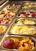 定番と季節限定のアイスクリームやソルベは全部で１６種類。沖縄の未精製砂糖や北海道の牛乳と生クリームなど素材にこだわり、余計な添加物は一切使用しない＝２０１４年７月８日、京都市北区（恵守乾撮影）