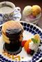 パンケーキプレート（パンケーキ３枚、アイス３種、ドリンク）１２００円。チョコレートソースかベリーソースを選べる。ハーフサイズ（パンケーキ２枚、アイス２種、ドリンク）は９８０円＝２０１４年７月８日、京都市北区（恵守乾撮影）。※価格はすべて税込みです。