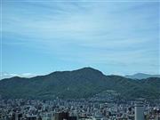 札幌のほぼ中央にある藻岩山（もいわやま、標高５３１メートル）。名作マンガ『動物のお医者さん』で、主人公の愛犬チョビが迷子になってしまった山です＝２０１４年７月２１日、北海道札幌市南区（乾ルカさん撮影）