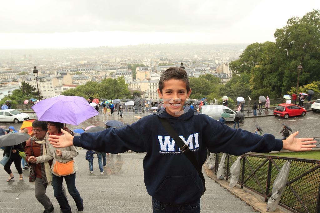 「これが僕の住むパリ！」と、少しはにかみながら手を広げたオスカー君＝２０１４年６月２９日、フランス・首都パリ（須藤夕子さん撮影）